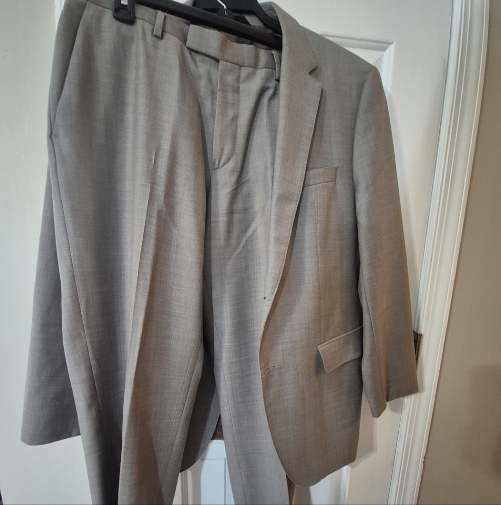 HUGO Boss Men's Light Gray Two-Piece Suit Blazer and Trousers SZ 40R